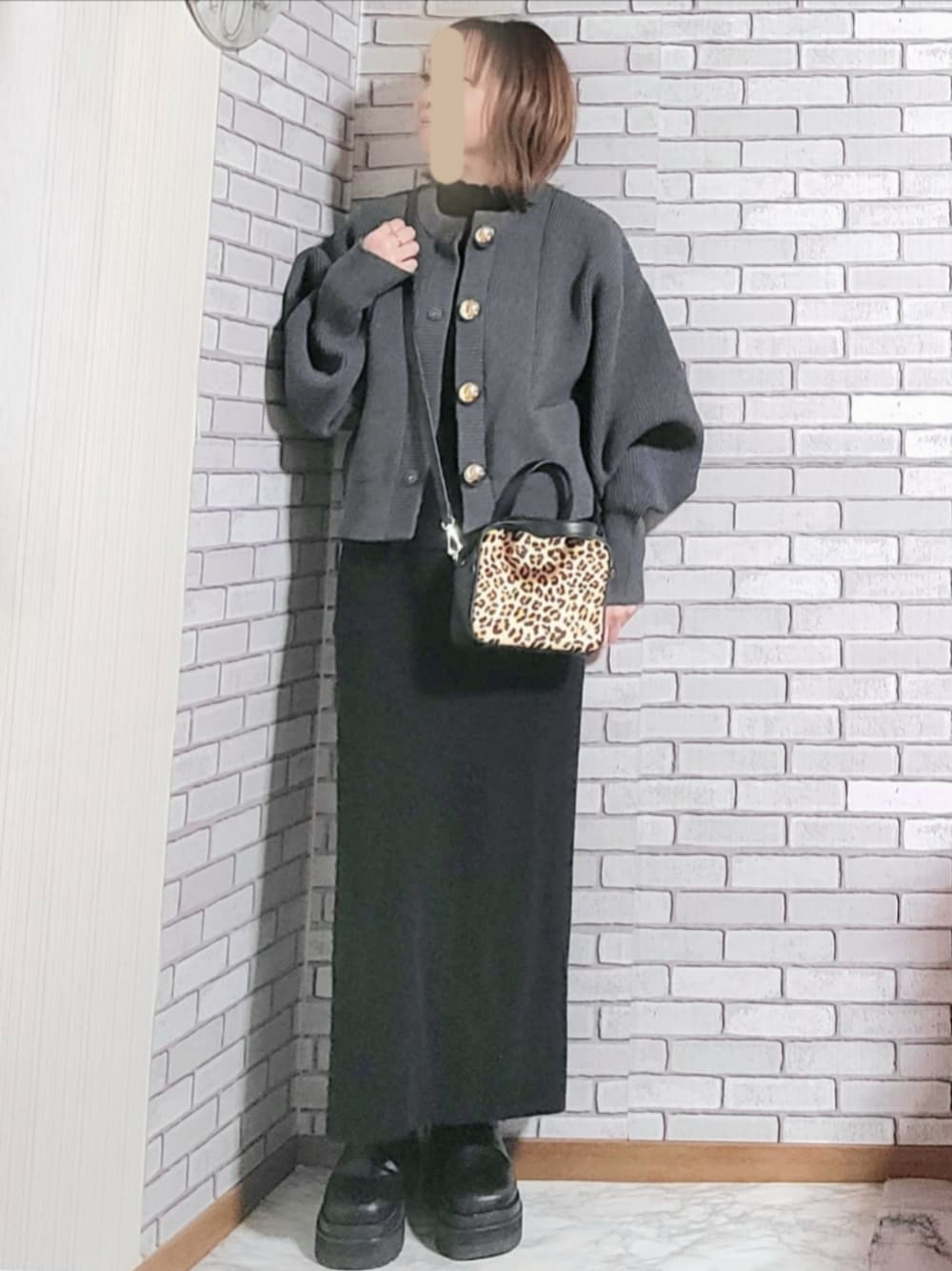 「きれいめカジュアル、大人カジュアル、大人コーデ、40代、低身長、ニットカーディガン、ニットスカート、厚底ブーツ、サイトゴアブーツ、レオパード、ショルダーバッグ、イヤーカフ」｜「ADAM ET ROPE'の【WEB限定】・【サステナブル】・【新色追加】BIGボタンニットカーディガン（カーディガン/ボレロ、グレー系）」を使った、numacoさん（レディース・150cm）の冬コーディネートの1枚目の写真