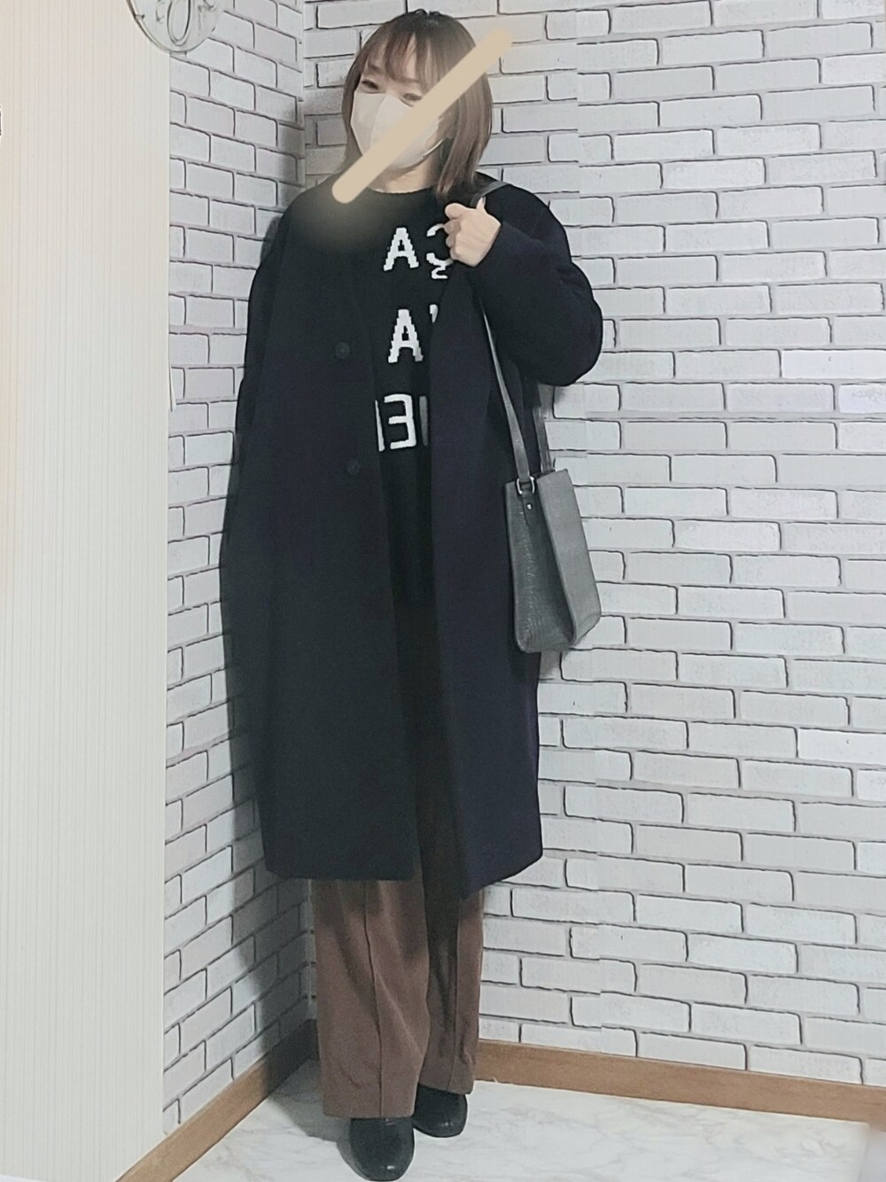 「きれいめカジュアル、大人カジュアル、大人コーデ、40代、低身長、ノーカラーコート、ロゴニット、フレアパンツ、ブーツ、スクエアバッグ」｜「JOURNAL STANDARD relumeのアイテム（ノーカラーコート、ブルー系）」を使った、numacoさん（レディース・150cm）の冬コーディネートの1枚目の写真