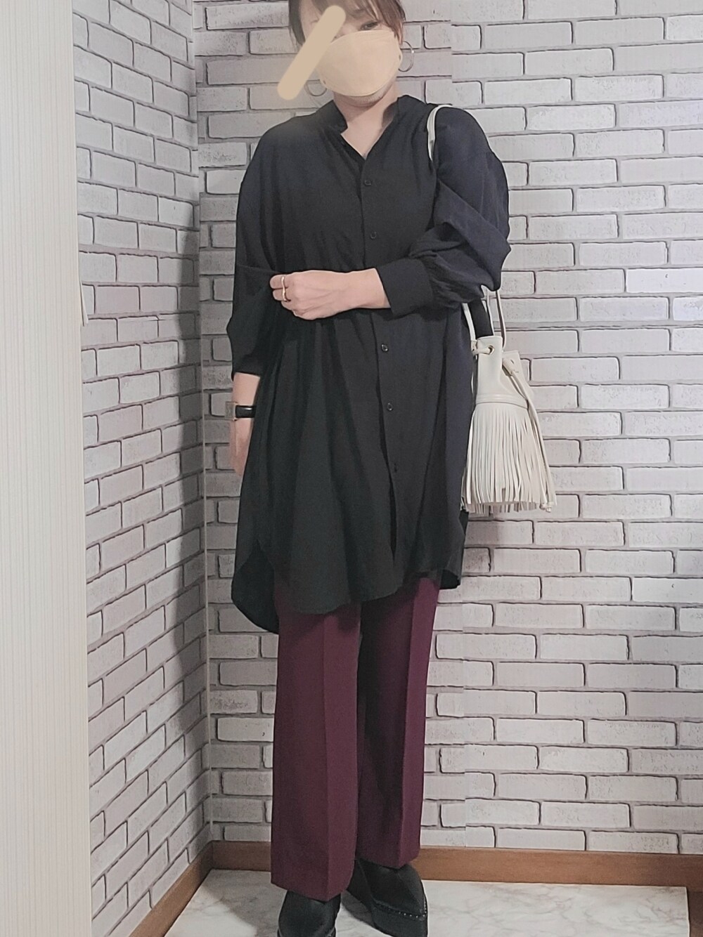 ブラック系のシャツ/ブラウス、レッド系のその他パンツ、ホワイト系のショルダーバッグを着用したレディースの秋コーディネートの1枚目の写真