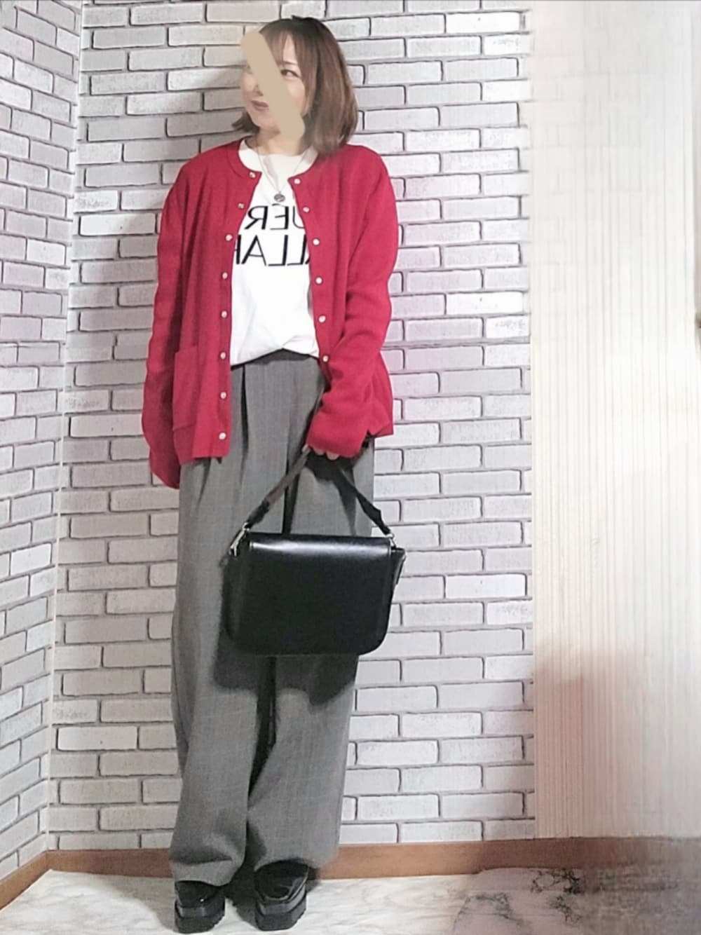 「きれいめカジュアル、大人カジュアル、40代、秋コーデ、低身長、トラッド、カーディガン、赤、ロゴT、チェックパンツ、レースアップシューズ、ショルダーバッグ、コインネックレス、イヤーカフ」｜「JOURNAL STANDARD relumeの《WEB限定追加2》パールドットボタンカーディガン（カーディガン/ボレロ、レッド系）」を使った、numacoさん（レディース・150cm）の秋コーディネートの1枚目の写真