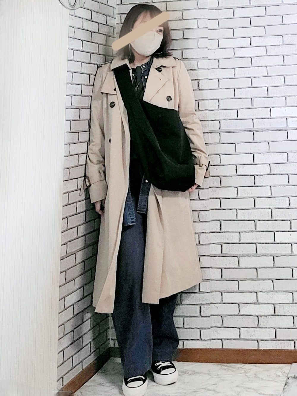 「きれいめカジュアル、大人カジュアル、大人コーデ、40代、低身長、デニムオンデニム、トレンチコート、デニムシャツ、ワッフル、ワイドデニム、スニーカー、コンバース、ビッグショルダー」｜「SLOBE IENAのトレンチコート◆（トレンチコート、ベージュ系）」を使った、numacoさん（レディース・150cm）の春コーディネートの1枚目の写真