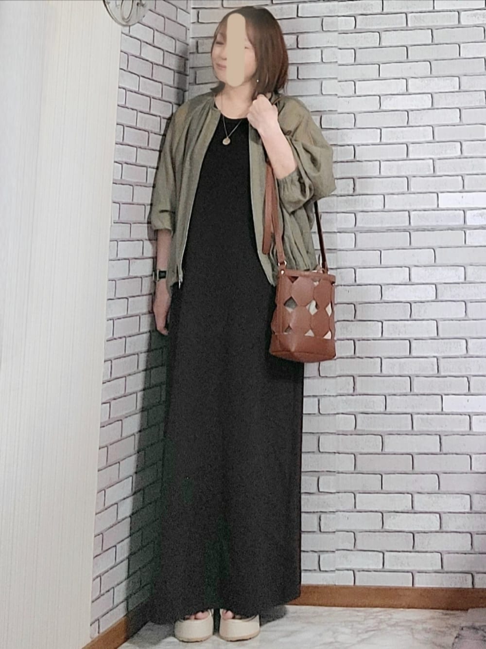 「きれいめカジュアル、大人カジュアル、大人コーデ、40代、低身長、夏コーデ、シア―ブルゾン、ノースリーブワンピース、厚底サンダル、ショルダーバッグ」｜「B.C STOCKの《追加》シアーブルゾン（ブルゾン、グリーン系）」を使った、numacoさん（レディース・150cm）の夏コーディネートの1枚目の写真