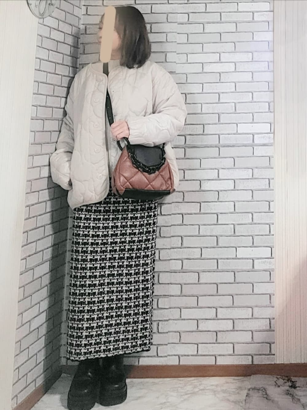 「きれいめカジュアル、大人カジュアル、大人コーデ、40代、低身長、キルティングジャケット、ダメージニット、ニットスカート、ツイードスカート、サイドゴアブーツ、厚底ブーツ、ショルダーバッグ」｜「ITEMS URBANRESEARCHの瓢箪キルト中綿ブルゾン（ブルゾン、ベージュ系）」を使った、numacoさん（レディース・150cm）の冬コーディネートの1枚目の写真