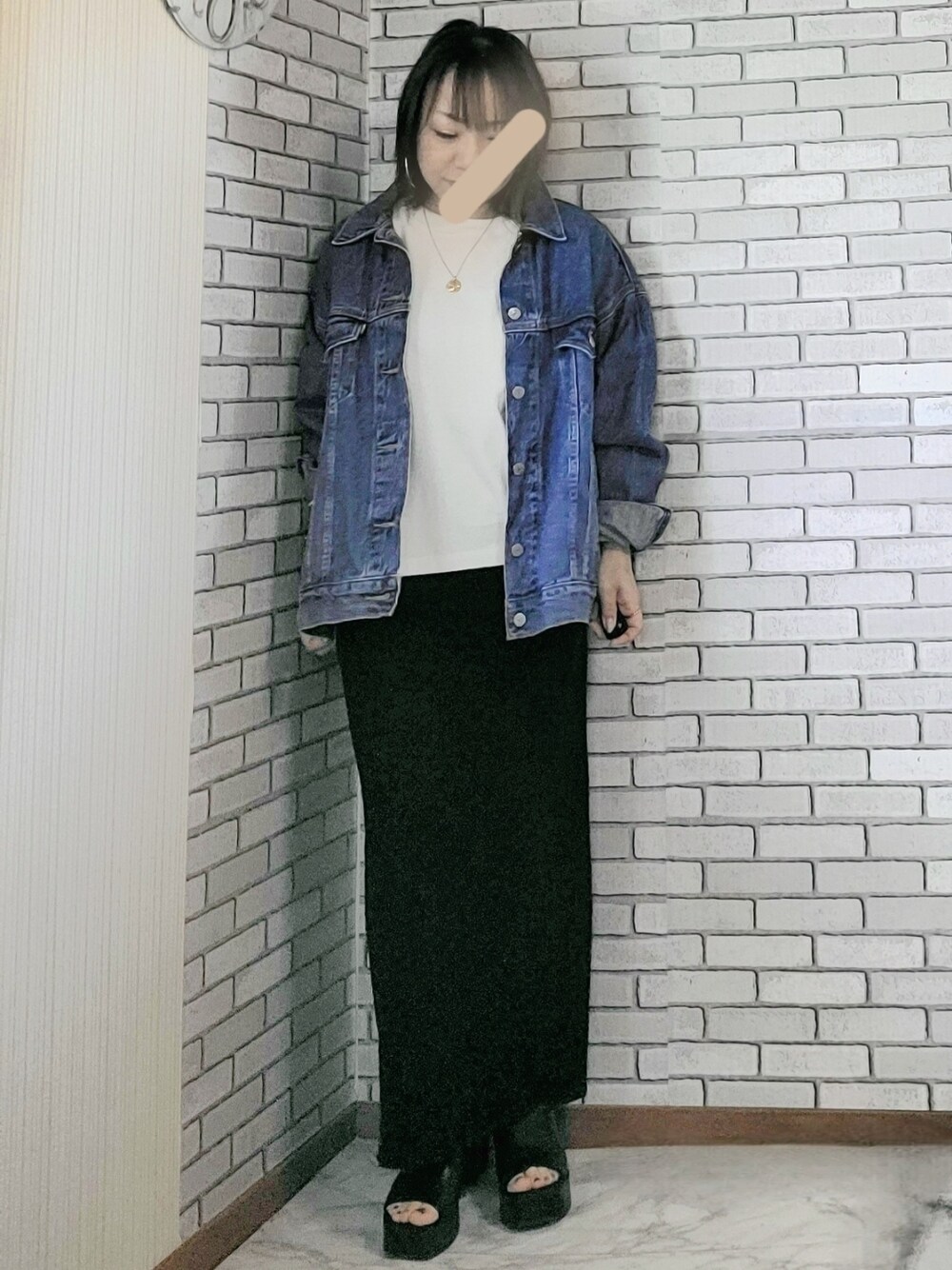 「きれいめカジュアル、大人カジュアル、大人コーデ、40代、低身長、デニムジャケット、Gジャン、袖ボリューム、ロンT、タイトスカート、ニットスカート、厚底サンダル、キルティングバッグ」｜「Livi'sのアイテム（デニムジャケット、ブルー系）」を使った、numacoさん（レディース・150cm）の春コーディネートの1枚目の写真