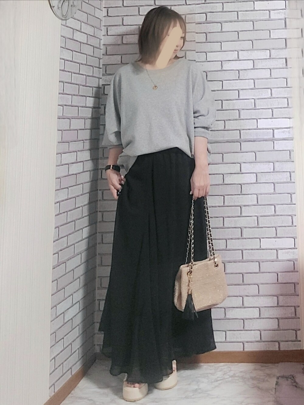 「きれいめカジュアル、大人カジュアル、大人コーデ、40代、低身長、甘辛mix、スウェット、フレアスカート、透け感、厚底サンダル、ストラップサンダル、かごバッグ」｜「JOURNAL STANDARD relumeの《追加2》度甘裏毛ドルマンプルオーバー（Tシャツ/カットソー、グレー系）」を使った、numacoさん（レディース・150cm）の秋コーディネートの1枚目の写真