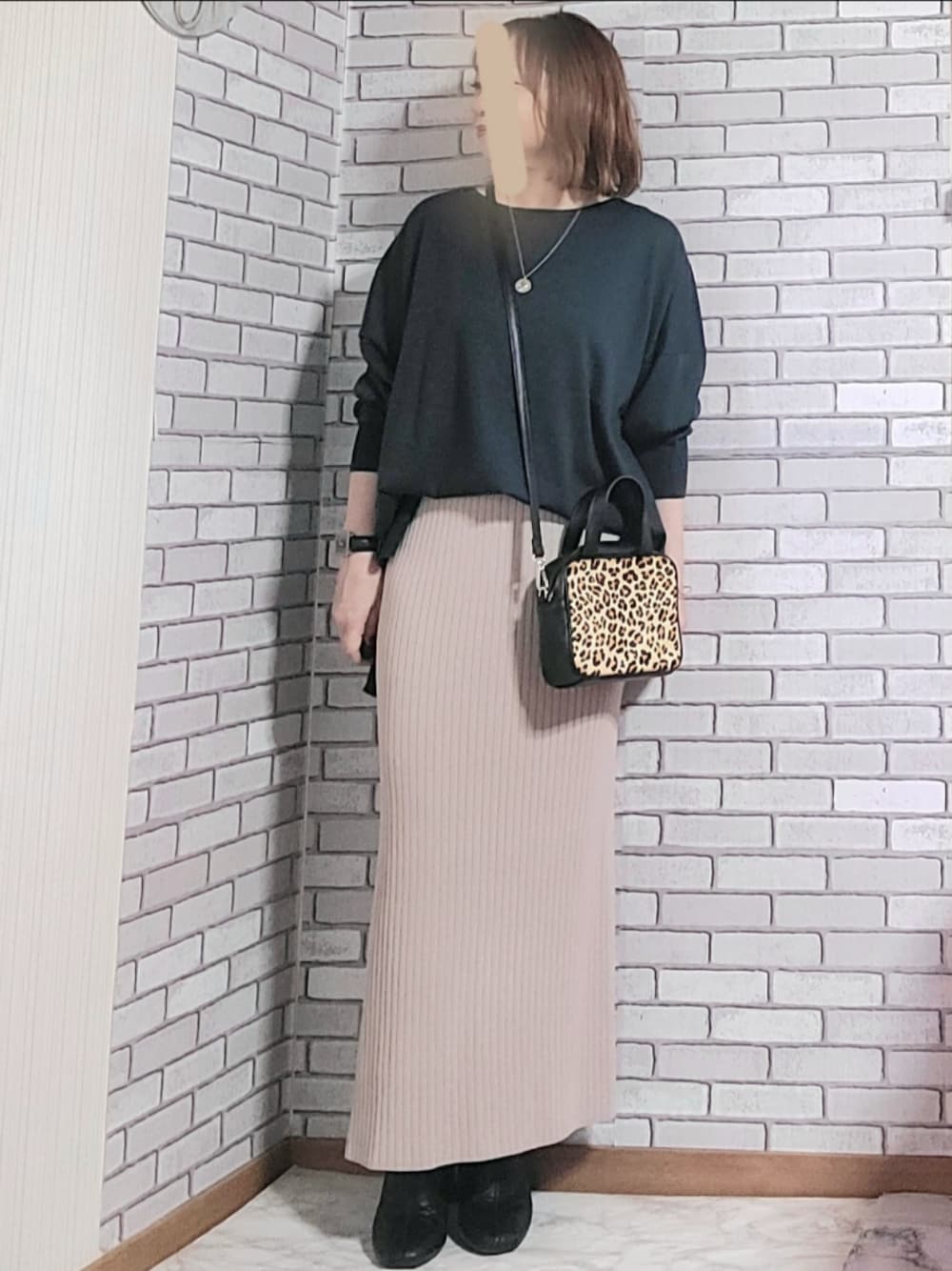 「きれいめカジュアル、大人カジュアル、大人コーデ、40代、低身長、秋コーデ、ニット、ニットスカート、タイトスカート、ショートブーツ、レオパード、ショルダーバッグ、コインネックレス、イヤーカフ」｜「URBAN RESEARCH DOORSのウォッシャブルウールワイドプルオーバー（ニット/セーター、グリーン系）」を使った、numacoさん（レディース・150cm）の秋コーディネートの1枚目の写真