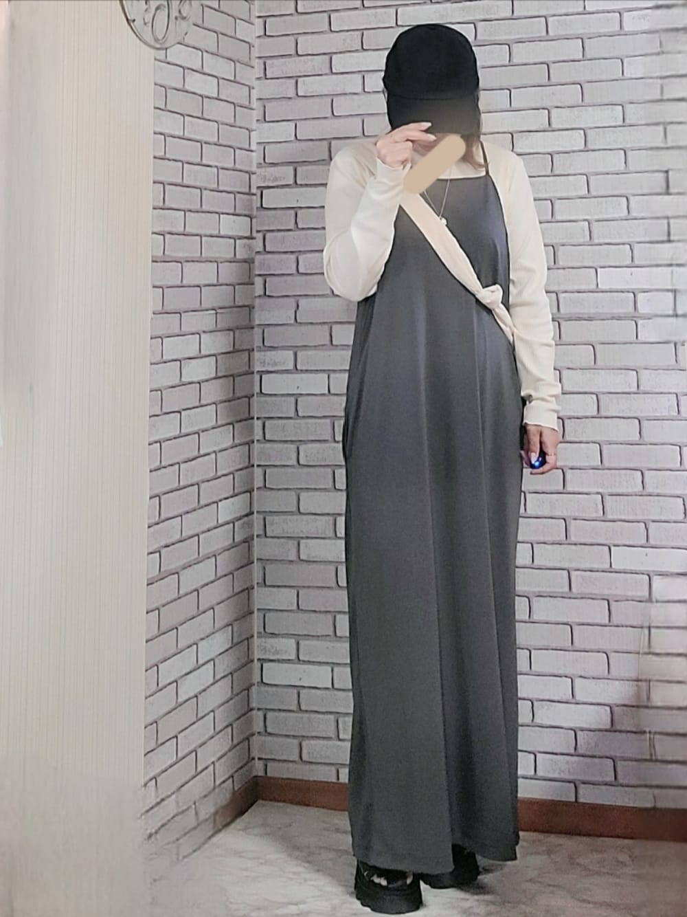 「きれいめカジュアル、大人カジュアル、大人コーデ、40代、低身長、メロー、キャミワンピ、グルカサンダル、キルティング、ボディバッグ、キャップ」｜「JOURNAL STANDARD relumeの■■■キャミワンピース（ワンピース、グレー系）」を使った、numacoさん（レディース・150cm）の春コーディネートの1枚目の写真