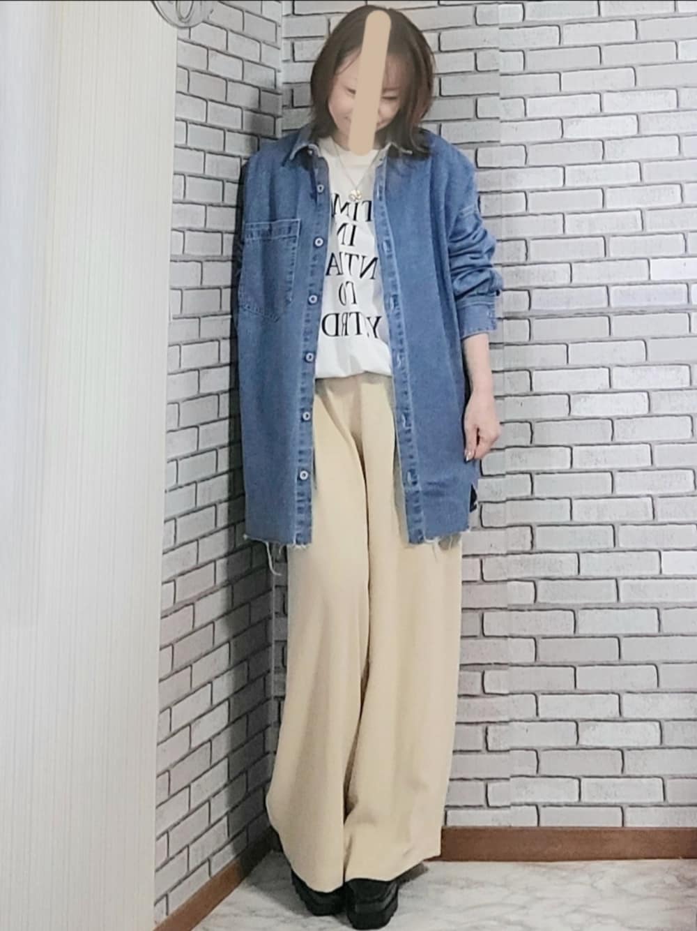 「きれいめカジュアル、大人カジュアル、大人コーデ、40代、低身長、春コーデ、デニムシャツ、ダメージデニム、ロゴT、ワイドパンツ、春カラー、レースアップシューズ、厚底シューズ、コインネックレス、イヤーカフ」｜「DouDouのダメージデニムシャツ（シャツ/ブラウス、ブルー系）」を使った、numacoさん（レディース・150cm）の春コーディネートの1枚目の写真