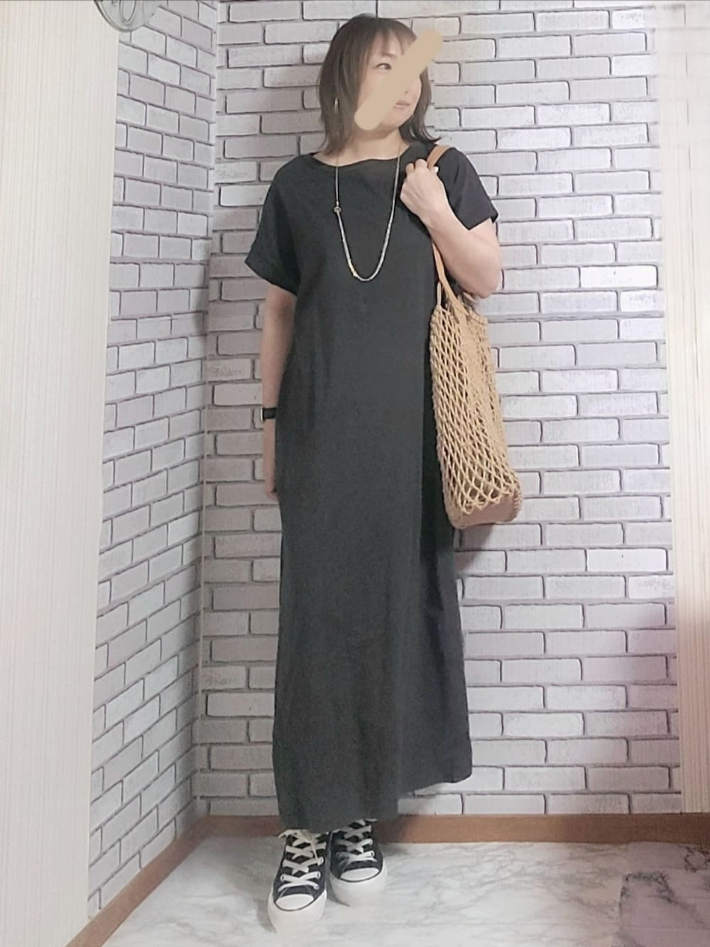 「きれいめカジュアル、大人カジュアル、大人コーデ、40代、低身長、夏コーデ、Tシャツワンピ、スニーカー、コンバース、編みバッグ、チェーンネックレス」｜「journal standard L'essageの60/3フレンチワンピース（ワンピース、グレー系）」を使った、numacoさん（レディース・150cm）の夏コーディネートの1枚目の写真