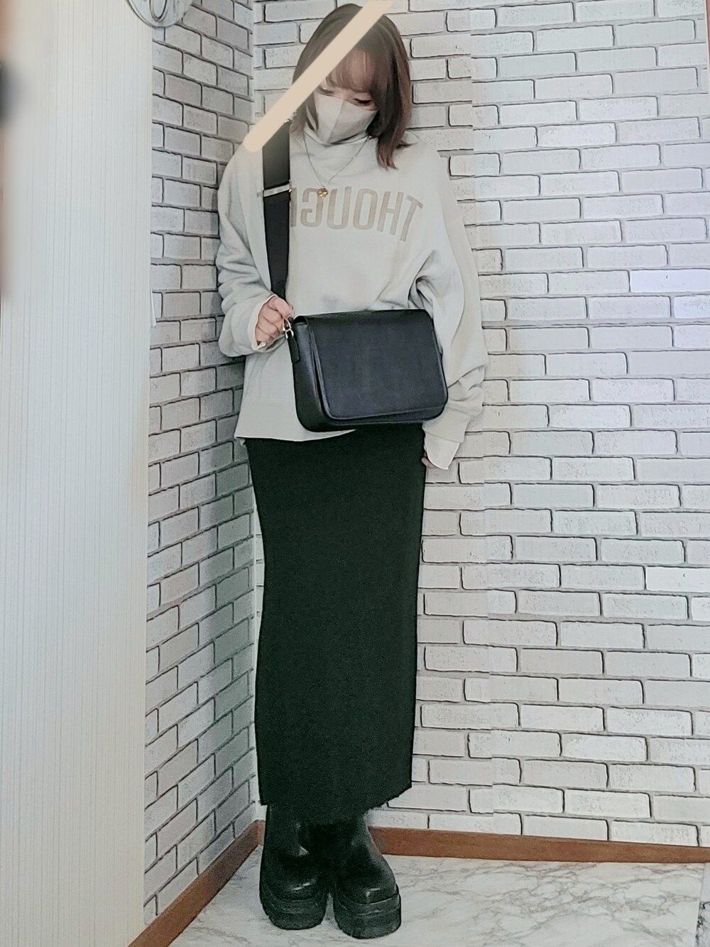 「きれいめカジュアル、大人カジュアル、大人コーデ、40代、低身長、ボアコート、リバーシブル、レイヤードスタイル、ロゴスウェット、ハイネック、ニットスカート、タイトスカート、サイドゴアブーツ、ショルダーバッグ」｜「Re:EDITのリバーシブルボアフェイクムートンコート（ムートンコート、ホワイト系）」を使った、numacoさん（レディース・150cm）の冬コーディネートの1枚目の写真