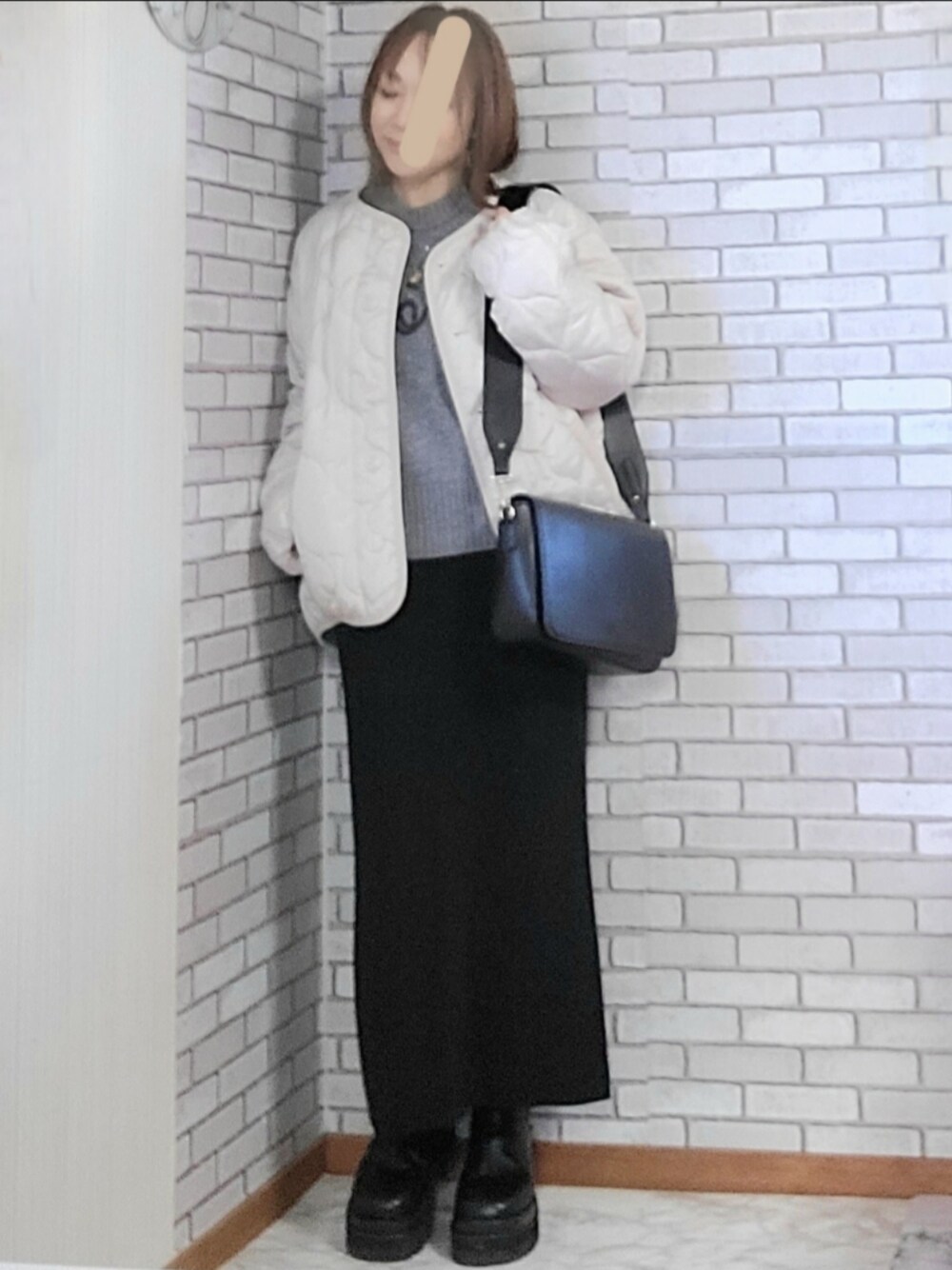 「キレイめカジュアル、大人カジュアル、大人コーデ、40代、低身長、キルティング、ロゴニット、刺繍、ニットスカート、タイトスカート、サイトゴアブーツ、厚底ブーツ、ショルダーバッグ」｜「ITEMS URBANRESEARCHの瓢箪キルト中綿ブルゾン（ブルゾン、ベージュ系）」を使った、numacoさん（レディース・150cm）の冬コーディネートの1枚目の写真