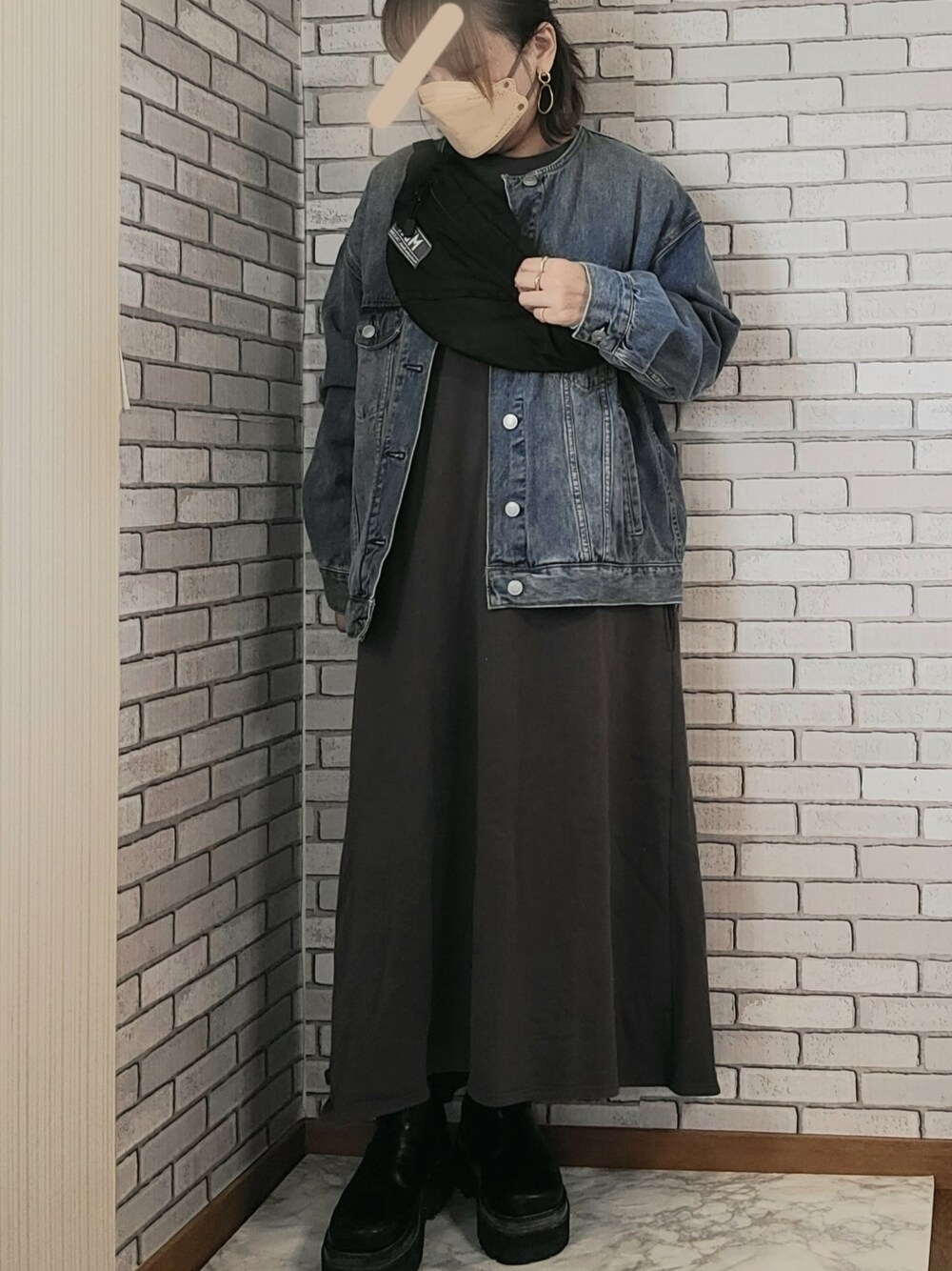 ブルー系のデニムジャケット、グレー系のワンピース、ブラック系のボディバッグ/ウエストポーチを着用したレディースの秋コーディネートの1枚目の写真