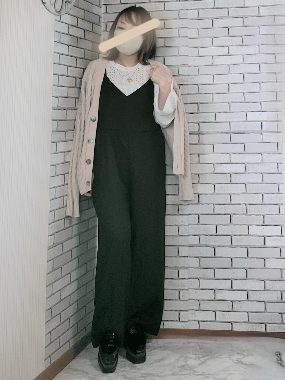 「きれいめカジュアル、大人カジュアル、大人コーデ、40代、低身長、ニットカーディガン、レースブラウス、２ＷＡＹ、サロペット、厚底シューズ、マニッシュシューズ、キルティングバッグ」｜「SLOBE IENAのケーブルVネックカーディガン◆（カーディガン/ボレロ、ベージュ系）」を使った、numacoさん（レディース・150cm）の春コーディネートの1枚目の写真