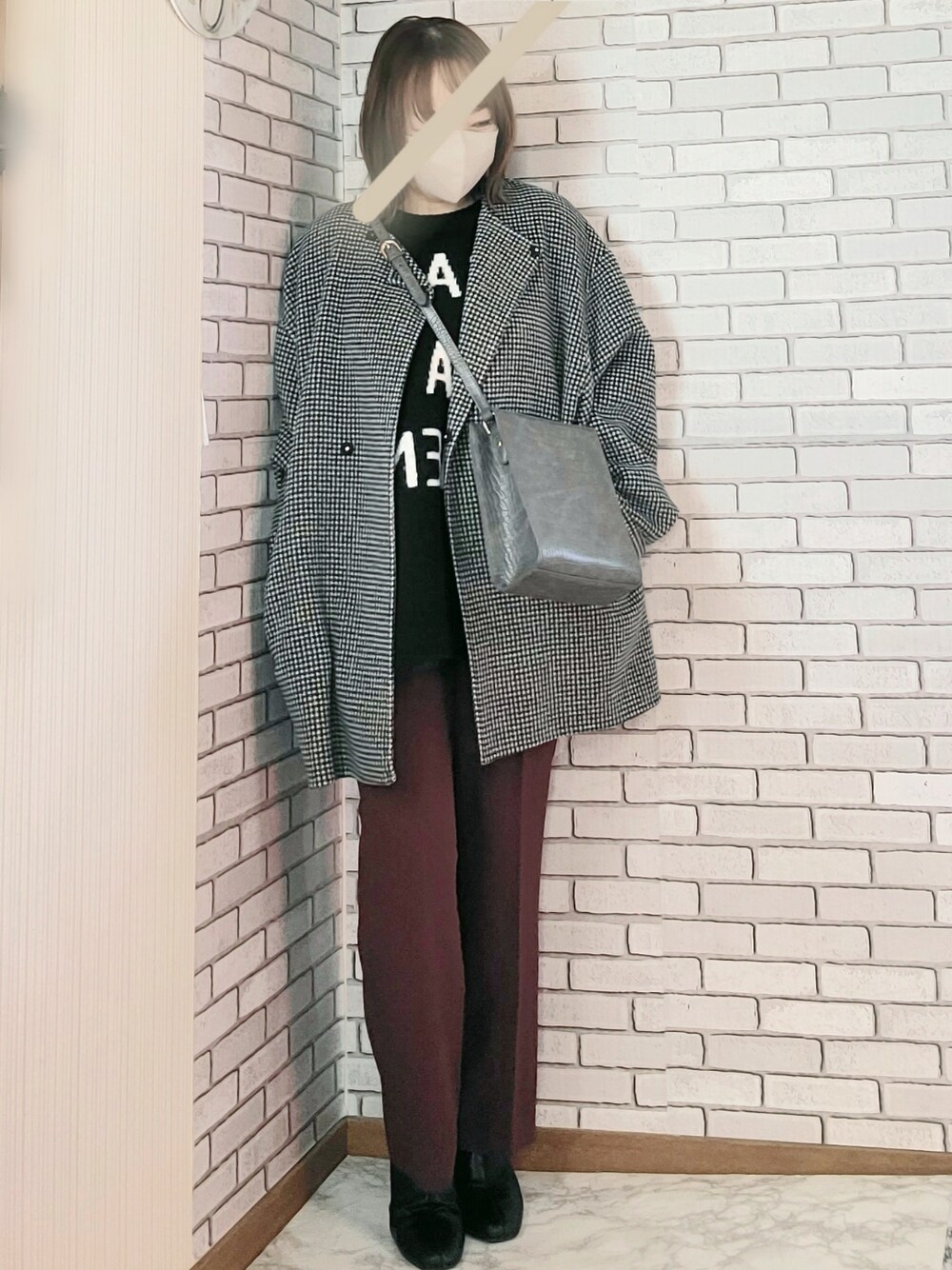 「きれいめカジュアル、大人カジュアル、大人コーデ、40代、低身長、ノースリーブ、チェックコート、ロゴニット、フレアパンツ、カラーパンツ、ブーツ、スクエアバッグ」｜「SLOBE IENAの《追加》HAMILTONダブルフェイスウールショートコート（ノーカラーコート、ブラック系）」を使った、numacoさん（レディース・150cm）の冬コーディネートの1枚目の写真