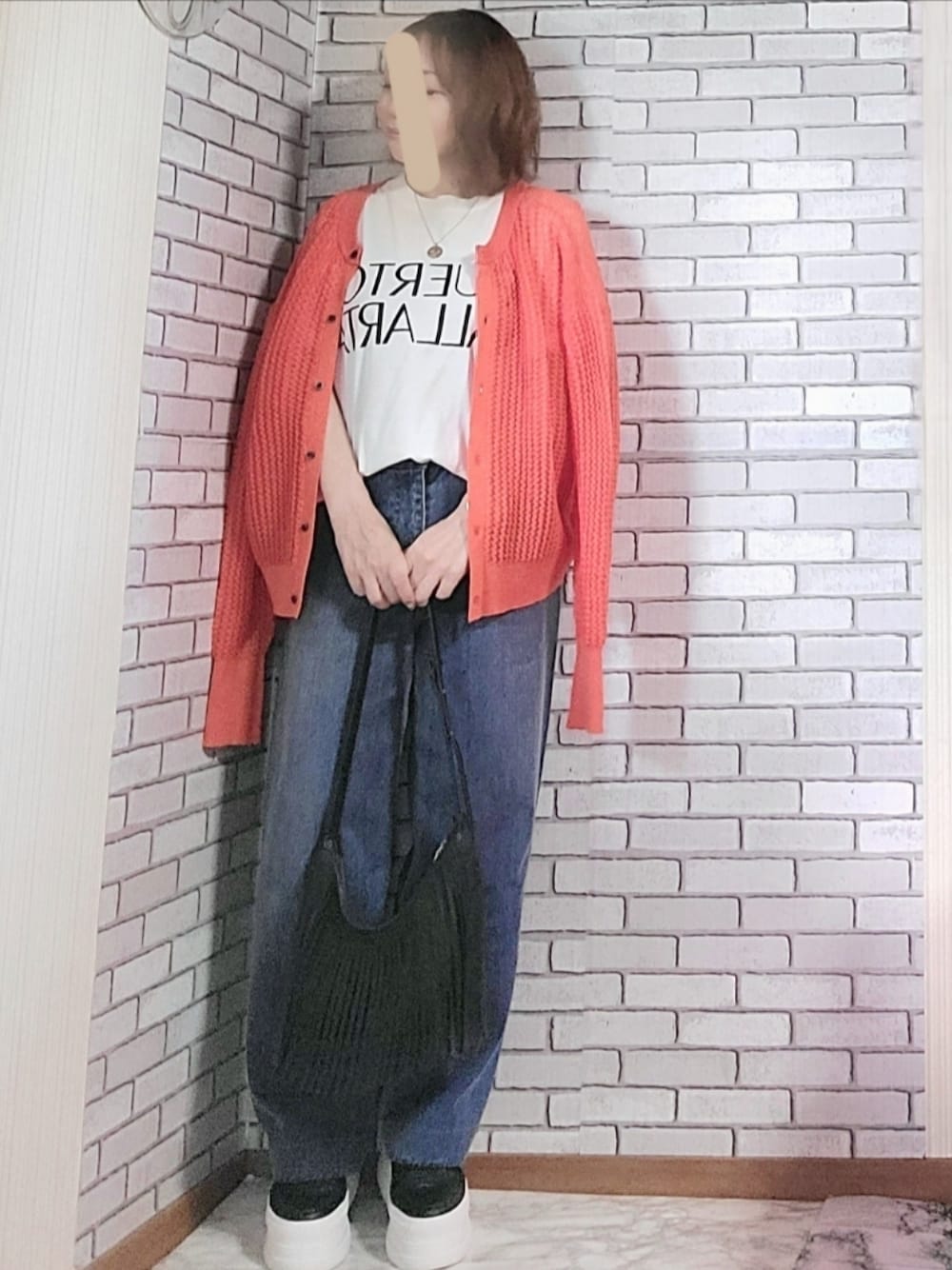 「きれいめカジュアル、大人カジュアル、大人コーデ、40代、低身長、シアーカーディガン、2way、オレンジ、ロゴT、ワイドデニム、厚底スニーカー、フリンジバッグ」｜「SHIPS anyのSHIPS any:〈手洗い可能〉シアー リンクス 2WAY ニット カーディガン（カーディガン/ボレロ、オレンジ系）」を使った、numacoさん（レディース・150cm）の秋コーディネートの1枚目の写真