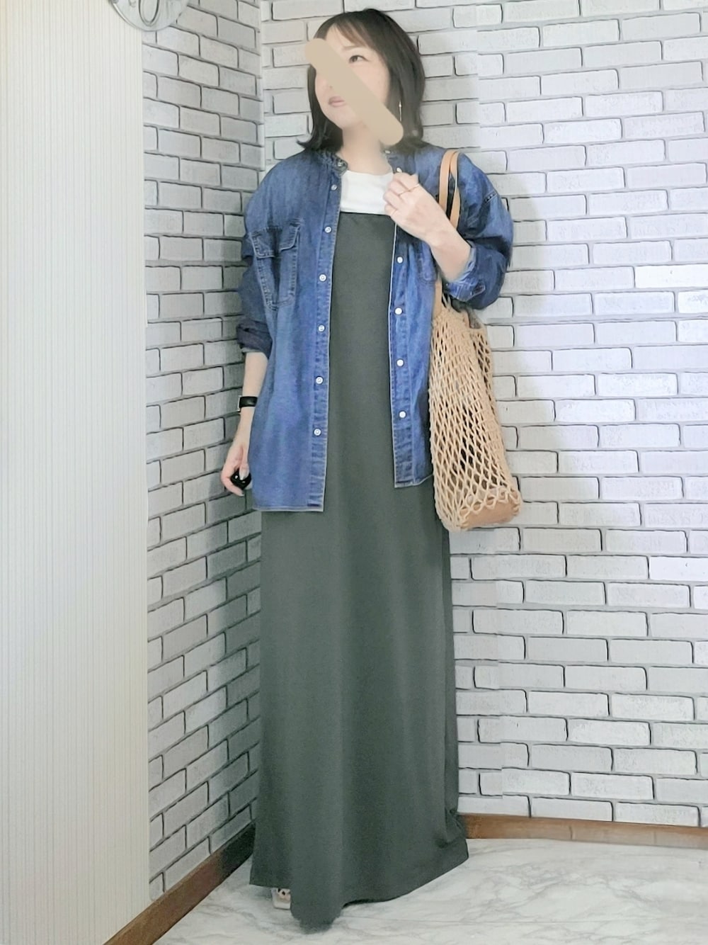 「きれいめカジュアル、大人カジュアル、大人コーデ、40代、低身長、デニムシャツ、キャミワンピ、サンダル、カコバッグ」｜「SLOBE IENAのLE DENIM スタンドシャツ【洗濯機使用可能】◆（シャツ/ブラウス、ブルー系）」を使った、numacoさん（レディース・150cm）の春コーディネートの1枚目の写真
