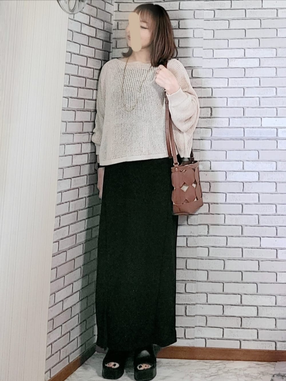「きれいめカジュアル、大人カジュアル、大人コーデ、40代、低身長、シアーニット、リネン、ワンピース、レイヤードスタイル、厚底サンダル、ショルダーバッグ」｜「Omekashiのリネンワイドニットプルオーバー（ニット/セーター、ホワイト系）」を使った、numacoさん（レディース・150cm）の夏コーディネートの1枚目の写真