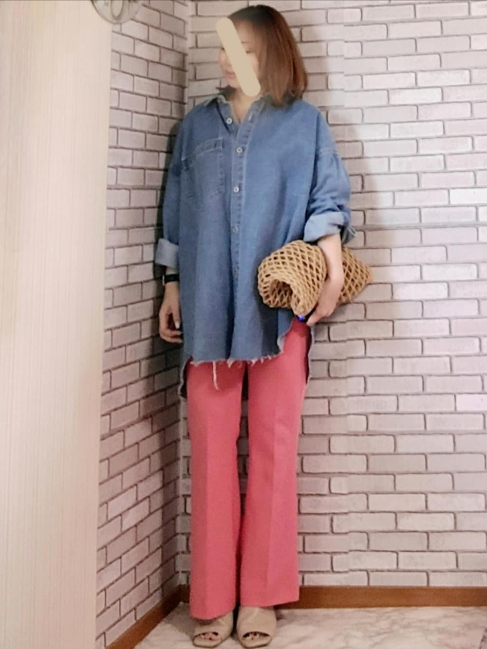 「きれいめカジュアル、大人カジュアル、大人コーデ、40代、低身長、デニムシャツ、ダメージデニム、カラーパンツ、フレアパンツ、ミュール、編みバッグ」｜「DouDouのダメージデニムシャツ（シャツ/ブラウス、ブルー系）」を使った、numacoさん（レディース・150cm）の夏コーディネートの1枚目の写真
