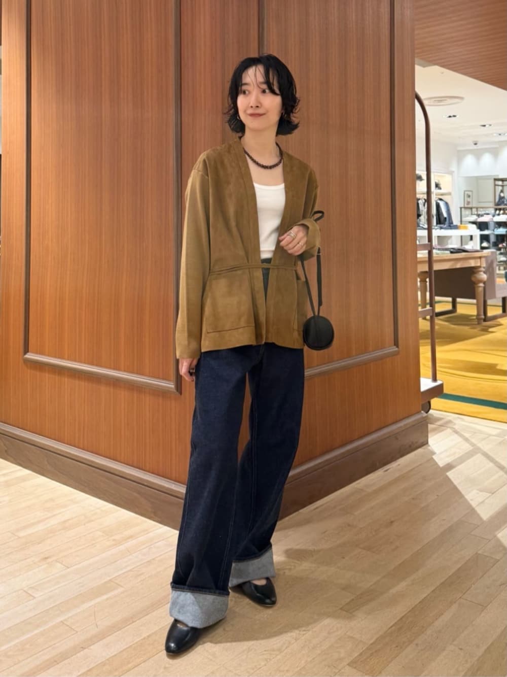 イエロー系のその他アウター、ホワイト系のキャミソール、ブルー系のデニムパンツを着用したレディースの秋コーディネートの1枚目の写真