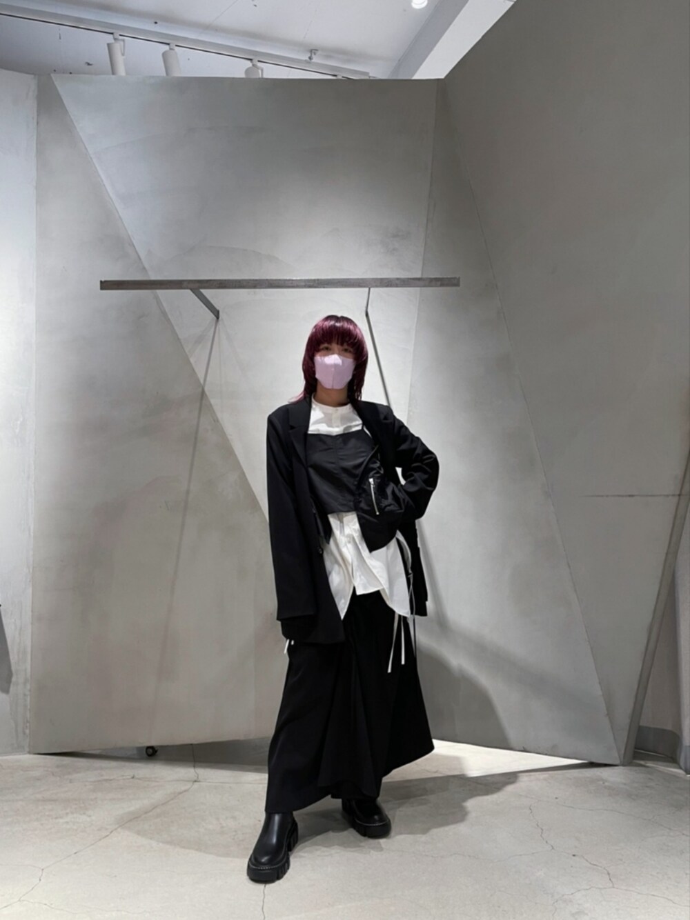 ブラック系のテーラードジャケット、ホワイト系のシャツ/ブラウス、ブラック系のキャミソールを着用したレディースの冬コーディネートの1枚目の写真