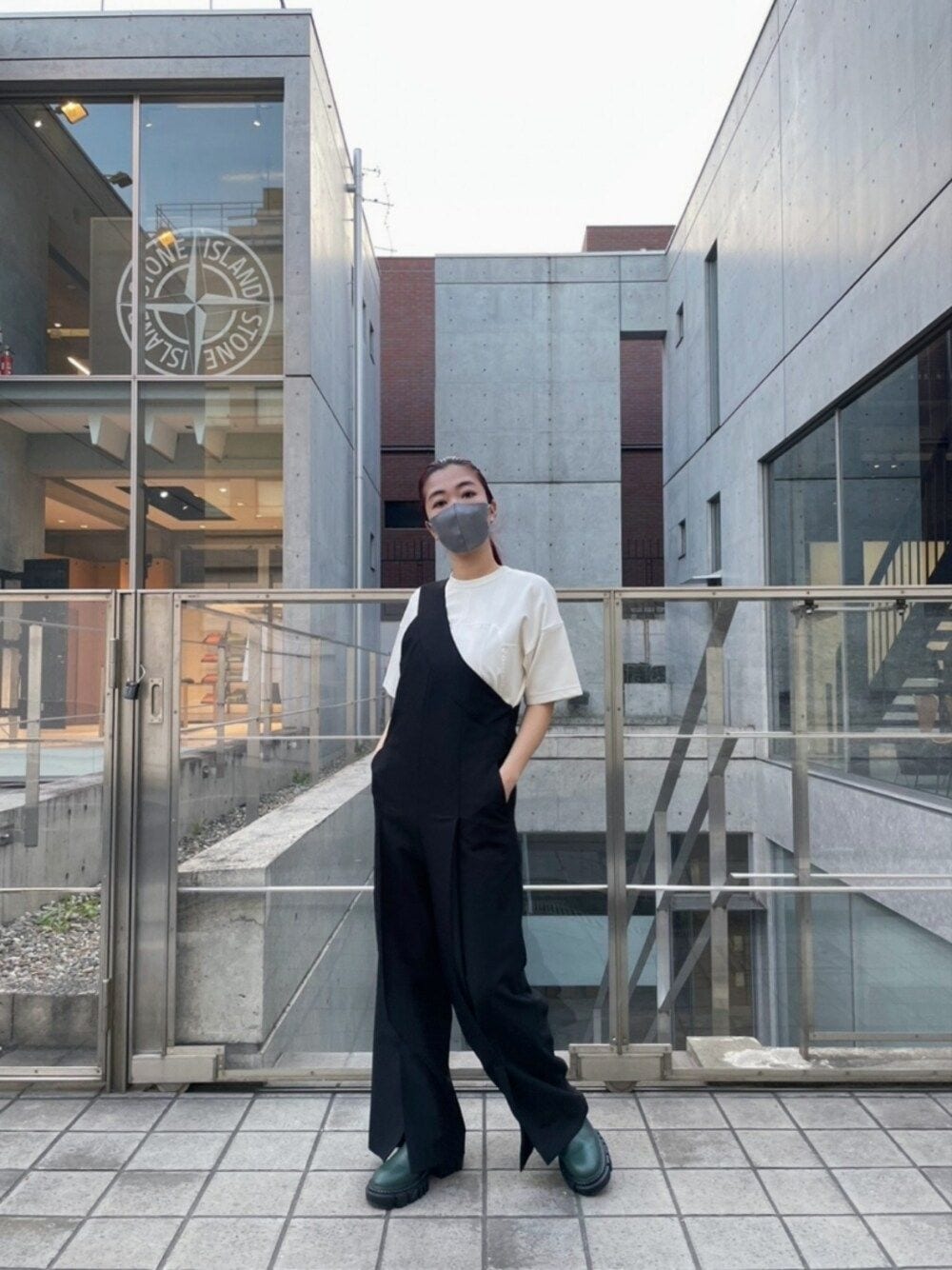 ブラック系のつなぎ/オールインワン、ホワイト系のTシャツ/カットソー、その他のブーツを着用したレディースの冬コーディネートの1枚目の写真