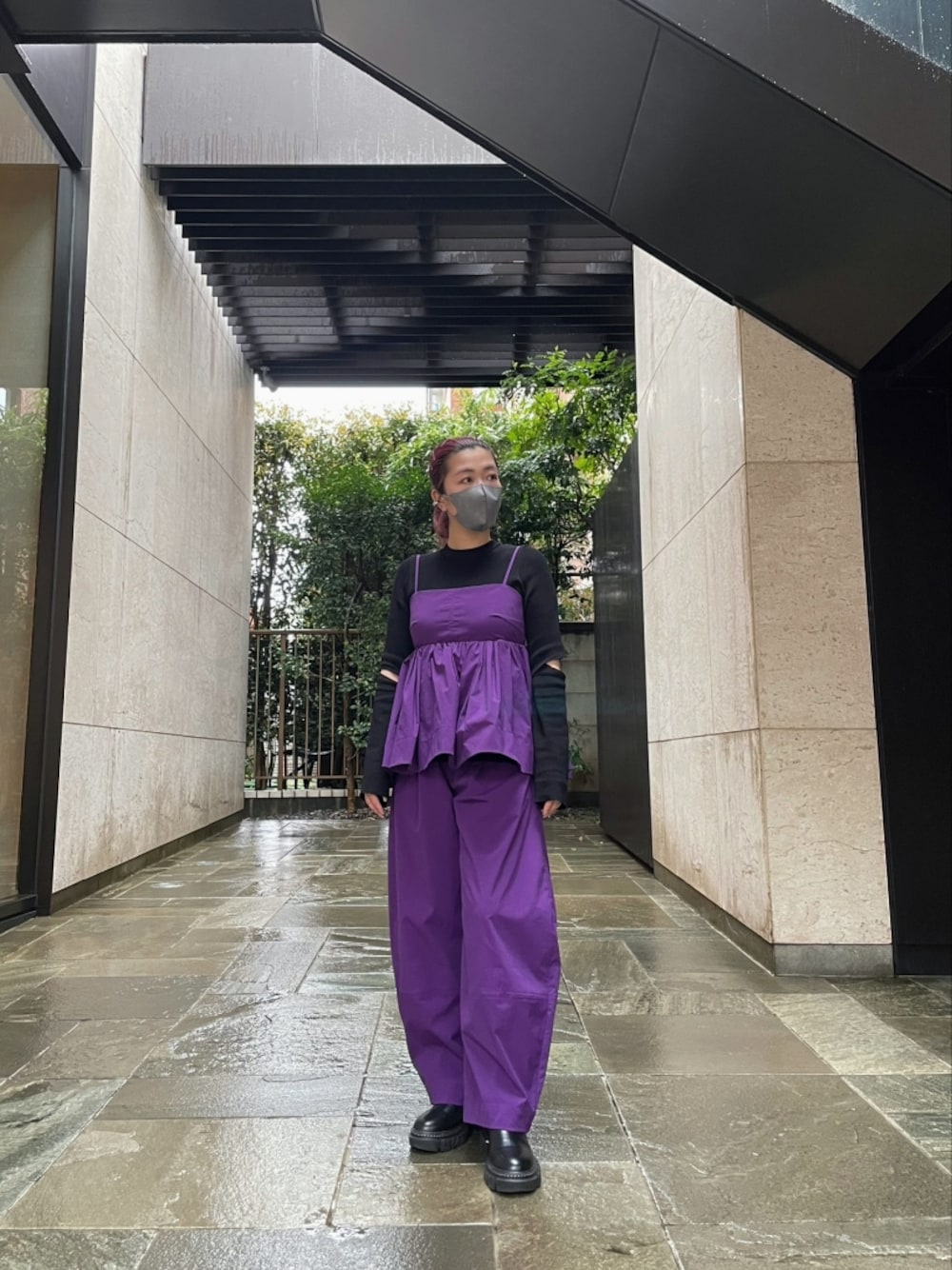 「大人カジュアル、シンプルコーデ、春コーデ、低身長コーデ、レイヤードスタイル、パンツスタイル、キャミソール、ブラック、低身長、きれいめカジュアル、カジュアル、モード、ブーツ、春夏コーデ、ショートブーツ」｜「UN3D.のシャツギャザーキャミソール（キャミソール、パープル系）」を使った、MISAKIさん（レディース・154cm）の春コーディネートの1枚目の写真