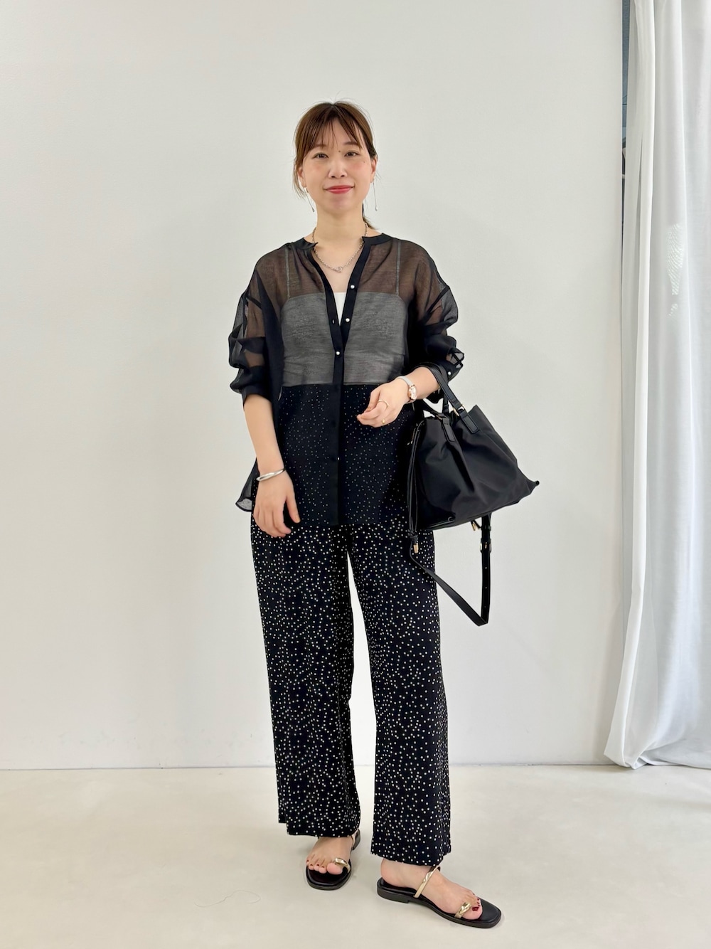 ブラック系のシャツ/ブラウス、ブラック系のその他パンツ、イエロー系のトートバッグを着用したレディースの夏コーディネートの1枚目の写真