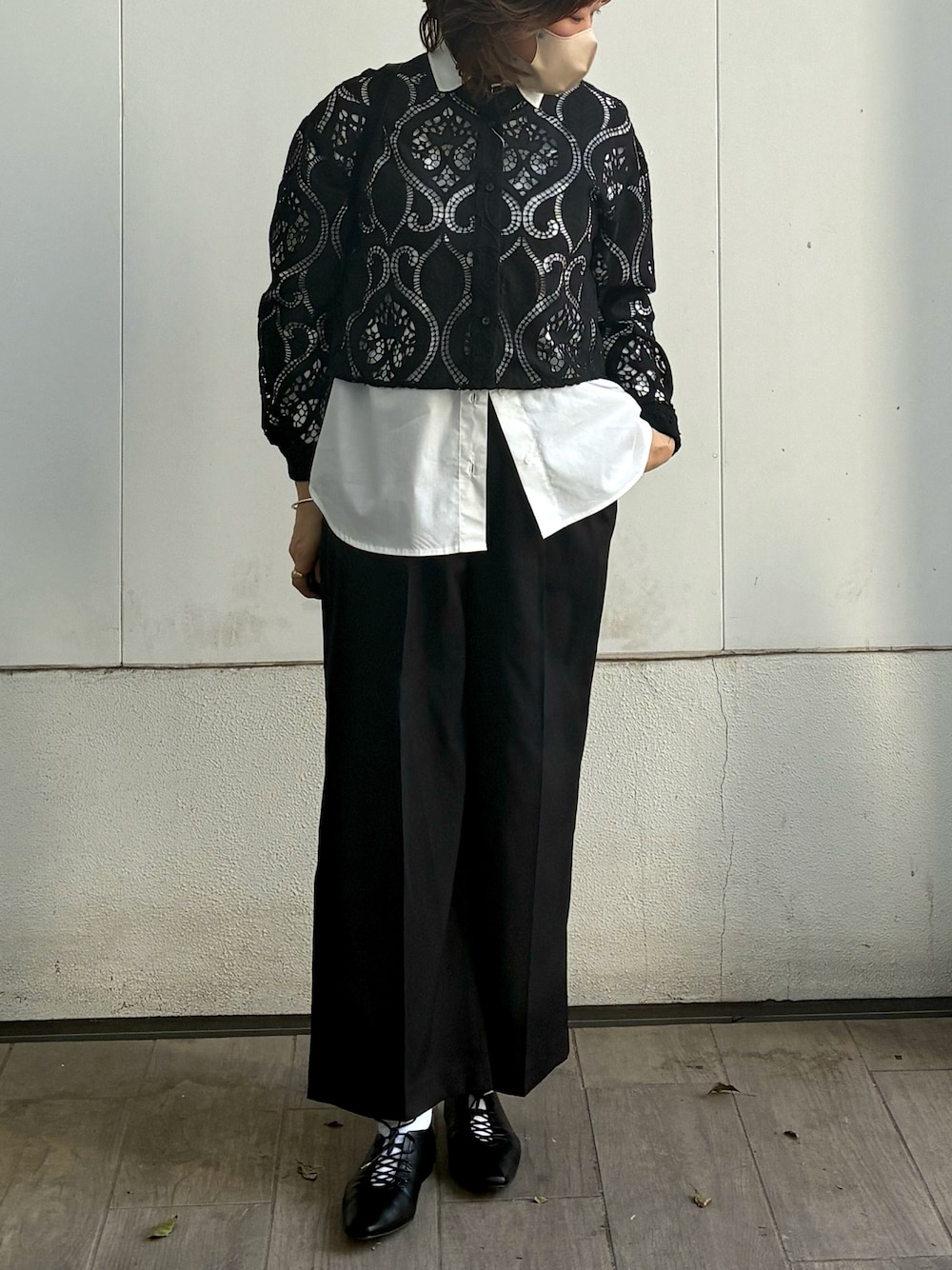 ホワイト系のシャツ/ブラウス、ブラック系のその他シューズ、ブラック系のトートバッグを着用したレディースの春コーディネートの1枚目の写真