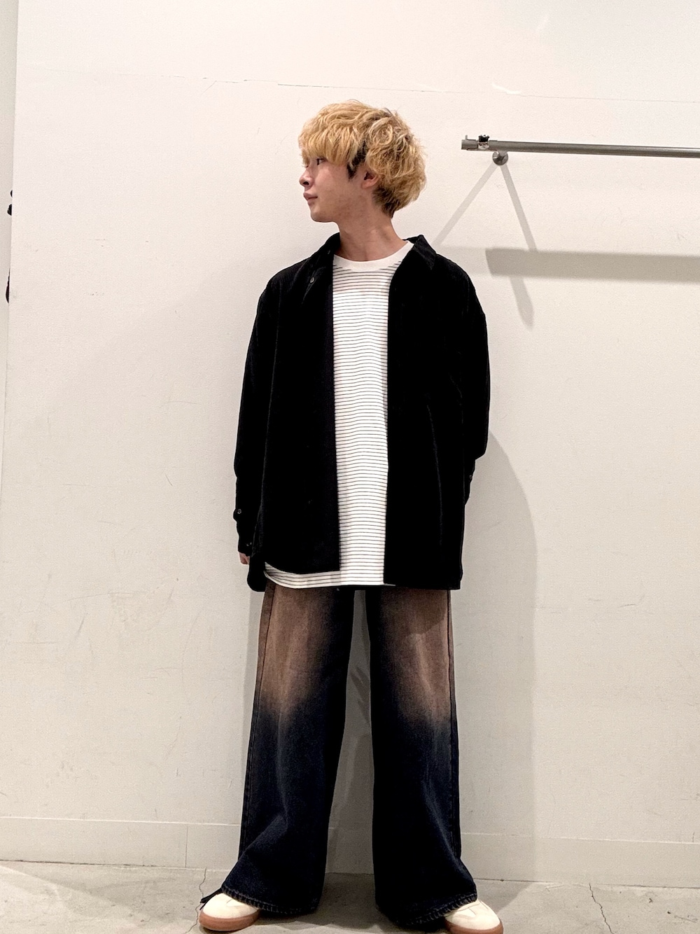 ブラック系のシャツ/ブラウス、ホワイト系のTシャツ/カットソー、ブルー系のデニムパンツを着用したメンズの秋コーディネートの1枚目の写真