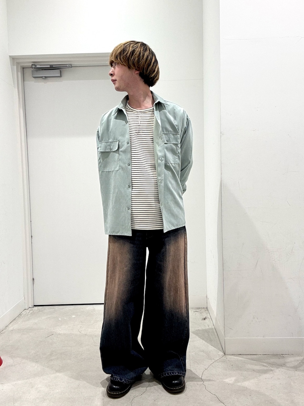 グリーン系のシャツ/ブラウス、ホワイト系のTシャツ/カットソー、ブルー系のデニムパンツを着用したメンズの春コーディネートの1枚目の写真