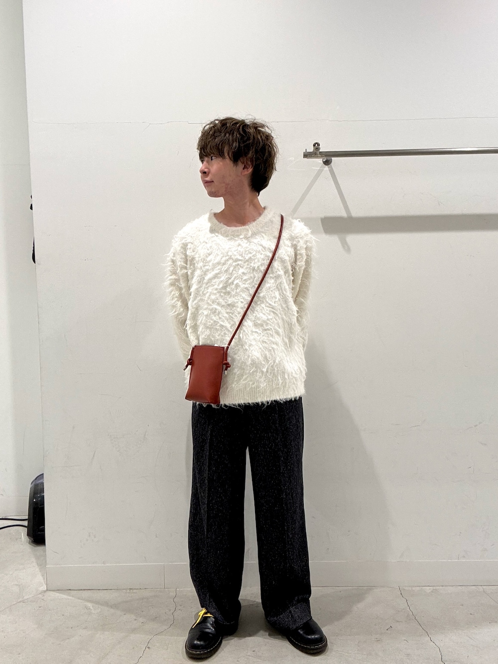 ホワイト系のニット/セーター、オレンジ系のショルダーバッグ、ブラウン系のその他パンツを着用したメンズの秋コーディネートの1枚目の写真