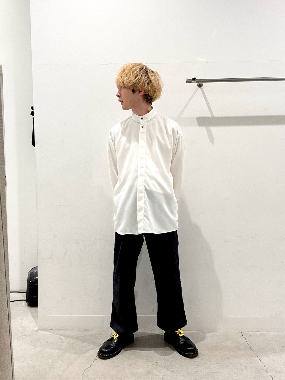 ブラウン系のその他パンツを着用したメンズの秋コーディネートの1枚目の写真