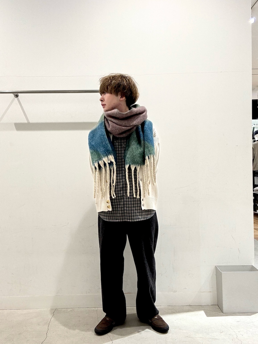 グレー系のシャツ/ブラウス、ブラック系のその他パンツ、ホワイト系のカーディガン/ボレロを着用したメンズの冬コーディネートの1枚目の写真