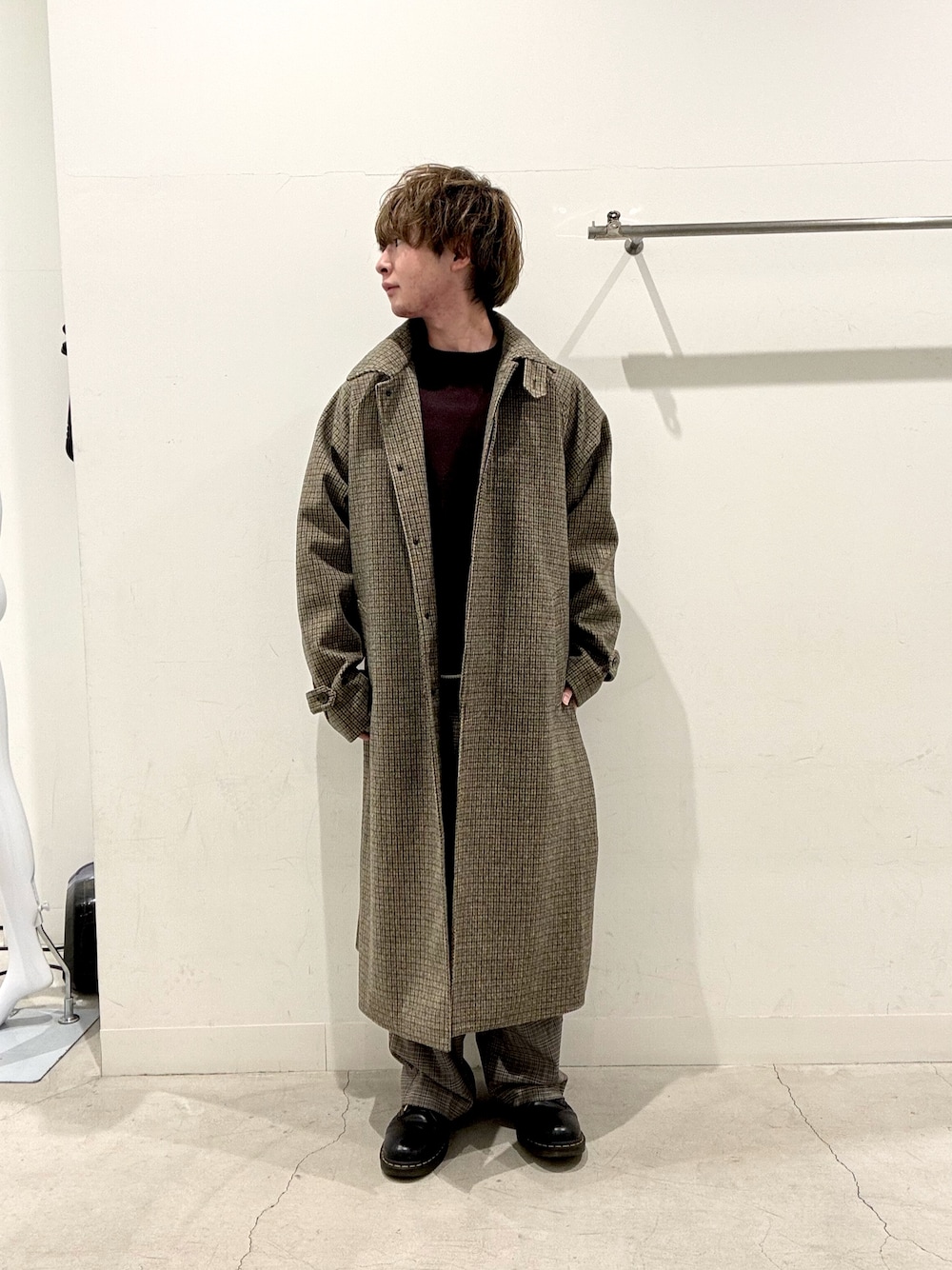 ブラウン系のその他アウター、ブラウン系のニット/セーター、ブラウン系のその他パンツを着用したメンズの秋コーディネートの1枚目の写真