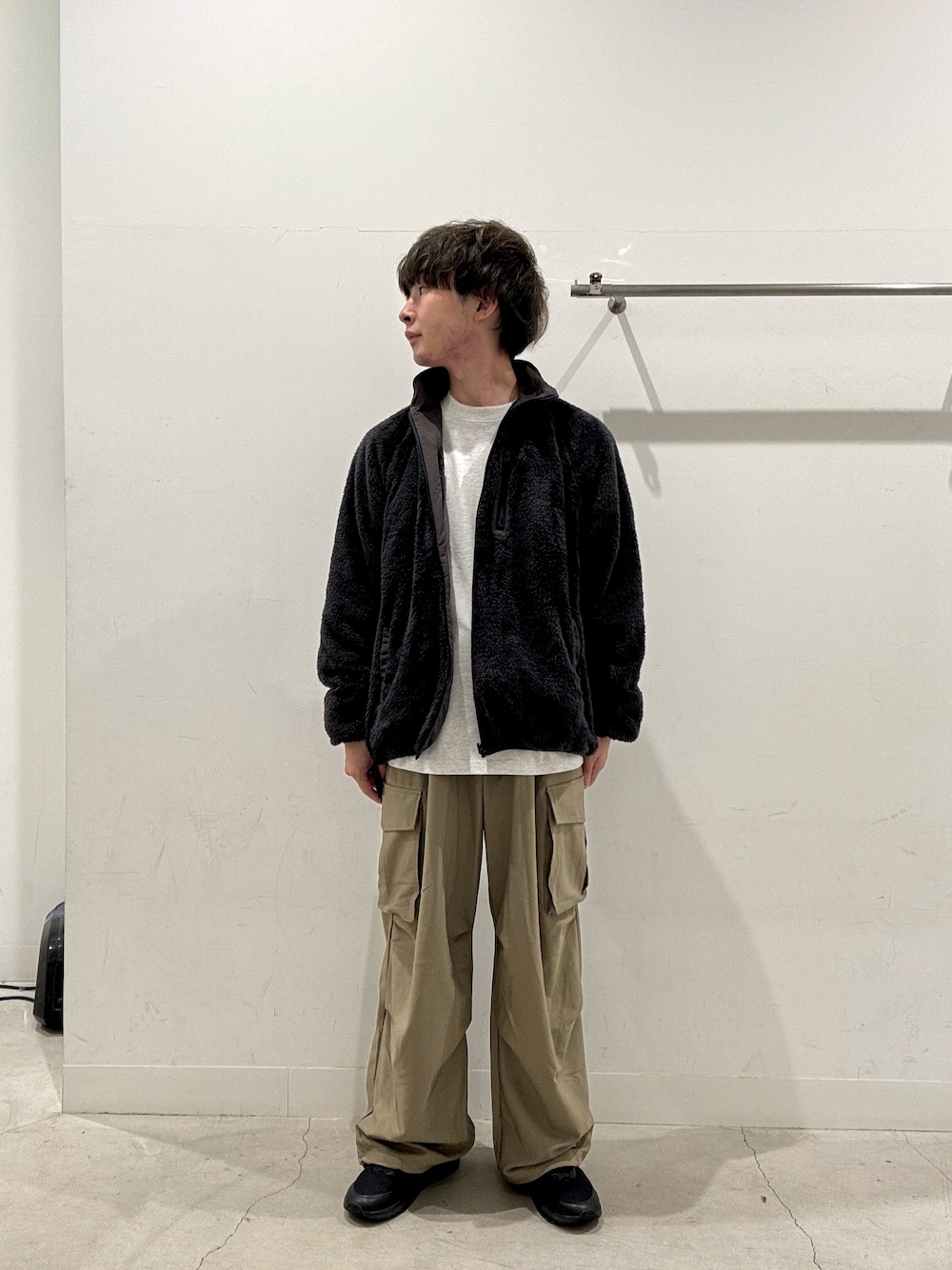 グレー系のブルゾン、ベージュ系のTシャツ/カットソー、ベージュ系のその他パンツを着用したメンズの秋コーディネートの1枚目の写真