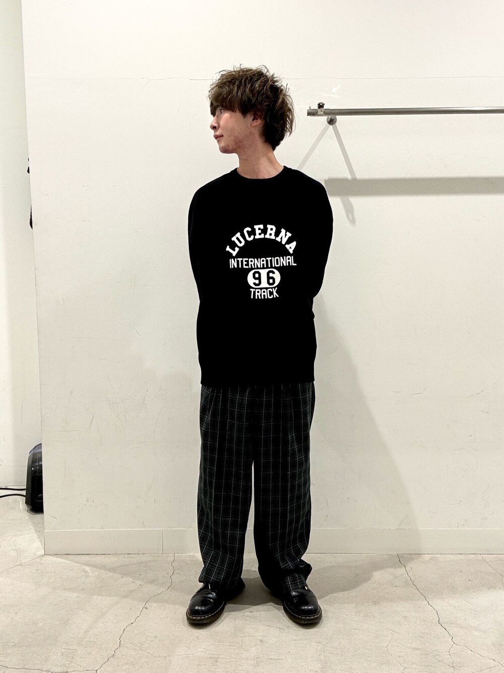 ブラック系のニット/セーター、グリーン系のその他パンツを着用したメンズの秋コーディネートの1枚目の写真