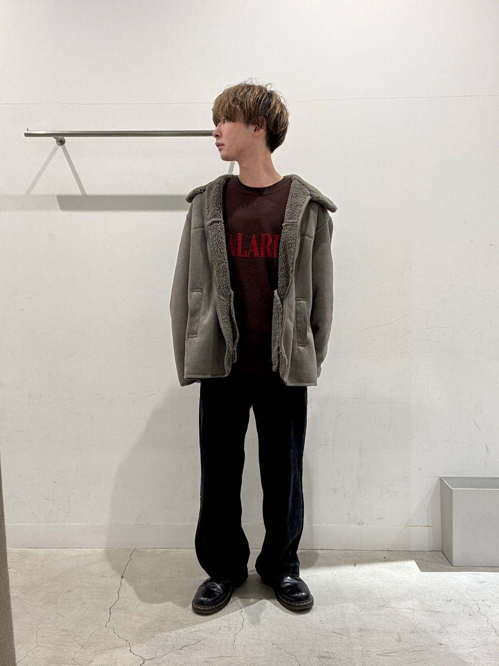 グレー系のブルゾン、ブラウン系のニット/セーター、ブラック系のその他パンツを着用したメンズの秋コーディネートの1枚目の写真