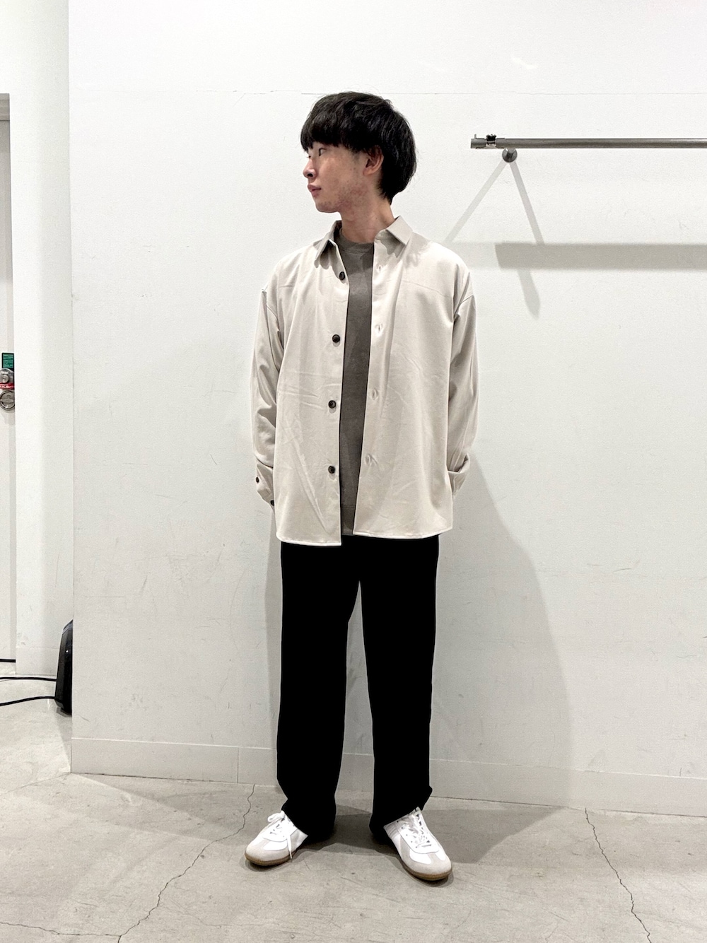 ベージュ系のシャツ/ブラウス、グレー系のスウェット、ブラック系のその他パンツを着用したメンズの秋コーディネートの1枚目の写真