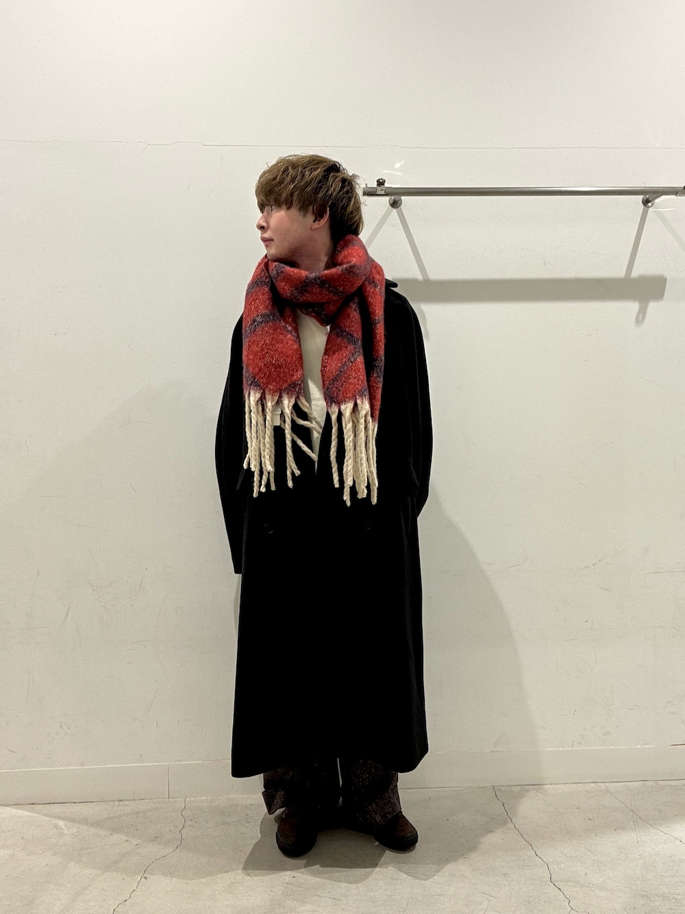 ベージュ系のニット/セーター、ブラック系のその他アウター、ブラウン系のその他パンツを着用したメンズの秋コーディネートの1枚目の写真