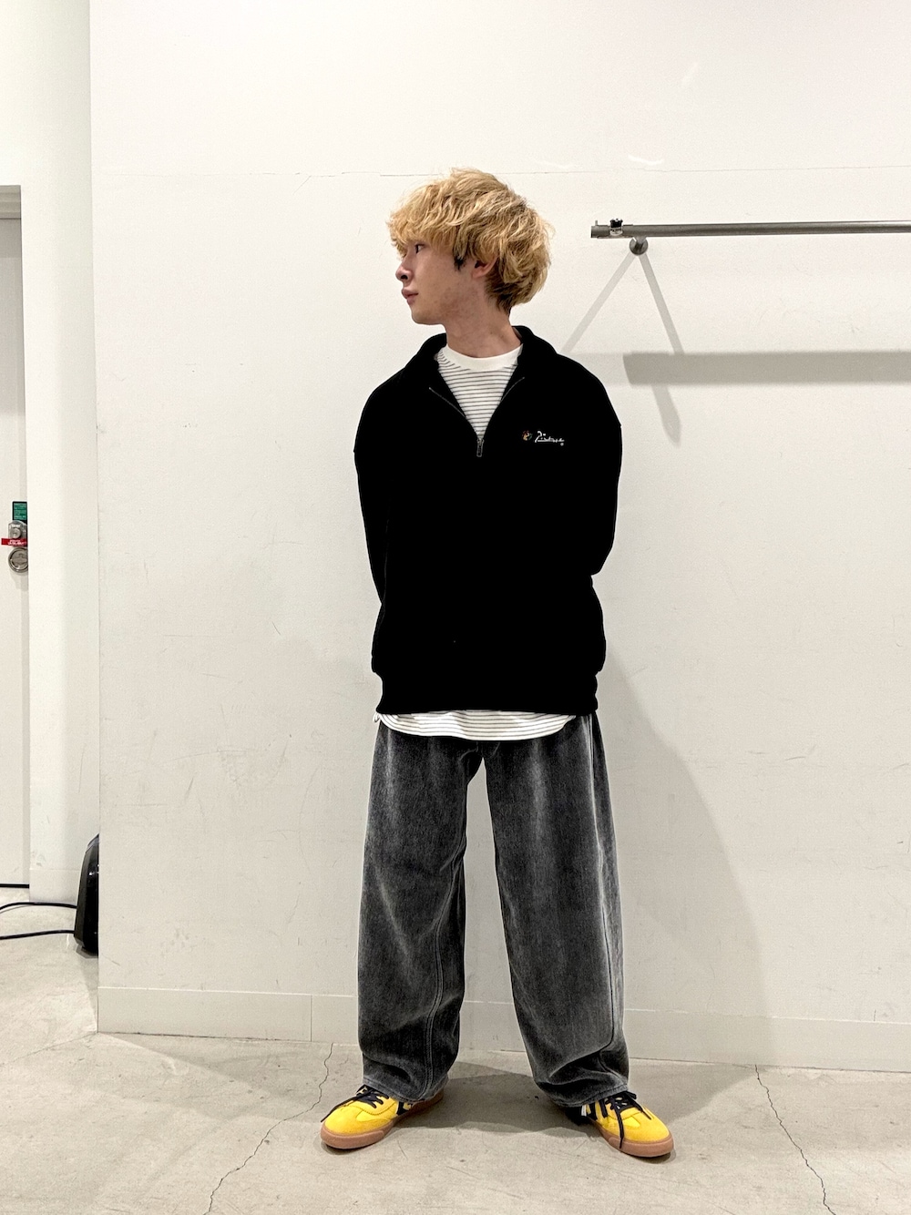 ブラック系のスウェット、ホワイト系のTシャツ/カットソー、イエロー系のスニーカーを着用したメンズの秋コーディネートの1枚目の写真