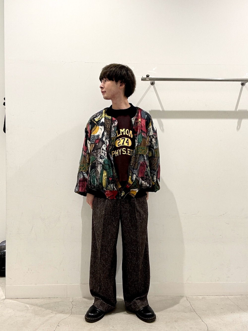 ブラウン系のニット/セーター、ブラウン系のその他パンツを着用したメンズの秋コーディネートの1枚目の写真