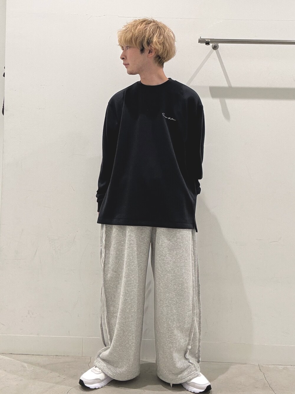 ブラック系のTシャツ/カットソー、グリーン系のその他パンツ、ホワイト系のスニーカーを着用したメンズの秋コーディネートの1枚目の写真