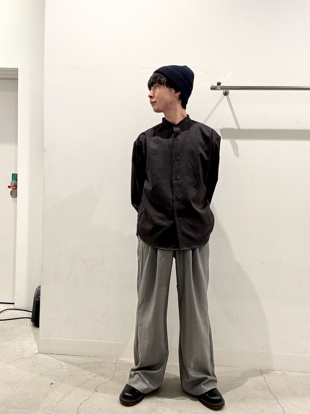 ベージュ系のシャツ/ブラウス、グレー系のその他パンツ、ブルー系のニットキャップ/ビーニーを着用したメンズの秋コーディネートの1枚目の写真