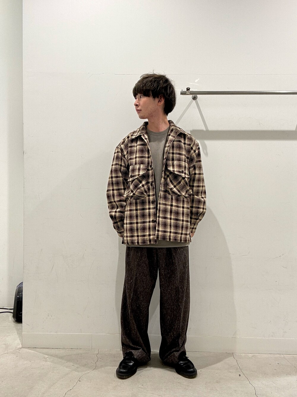 ブラウン系のその他アウター、グレー系のスウェット、ブラウン系のその他パンツを着用したメンズの秋コーディネートの1枚目の写真