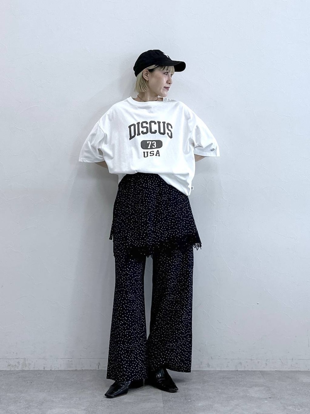 ホワイト系のTシャツ/カットソー、その他のその他パンツを着用したレディースの夏コーディネートの1枚目の写真