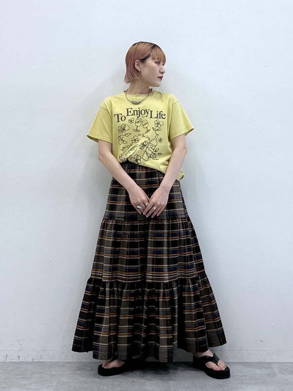 イエロー系のTシャツ/カットソー、シルバー系のネックレスを着用したレディースの春コーディネートの1枚目の写真