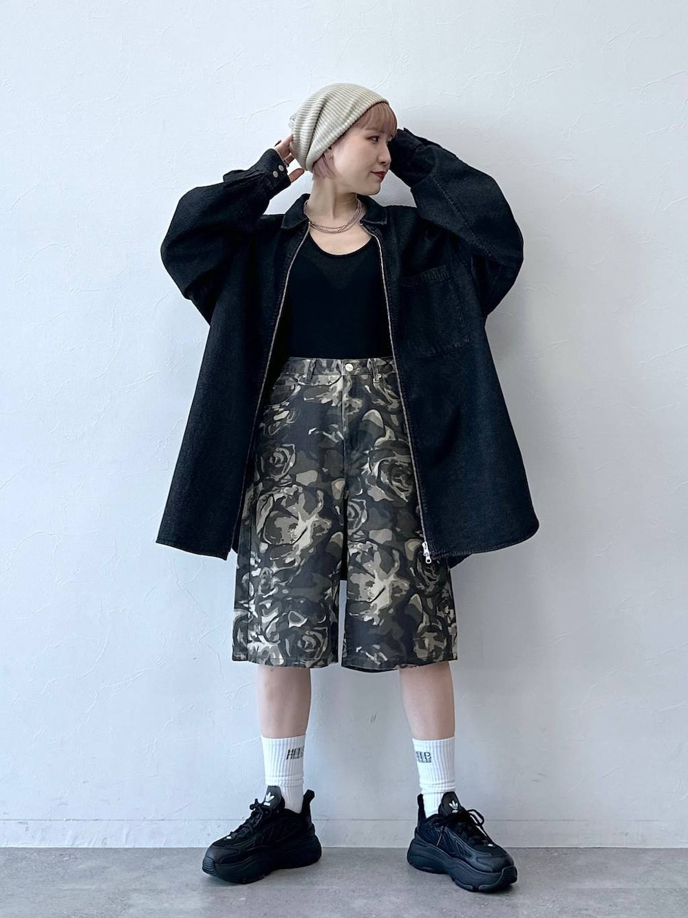 「RAGEBLUEの【UNISEX】 overdyed denim loose shirt/選べる着丈/Wジップオーバーダイ加工デニムルーズシャツ（シャツ/ブラウス、ブラック系）」を使った、たけおさん（レディース・157cm）の春コーディネートの1枚目の写真