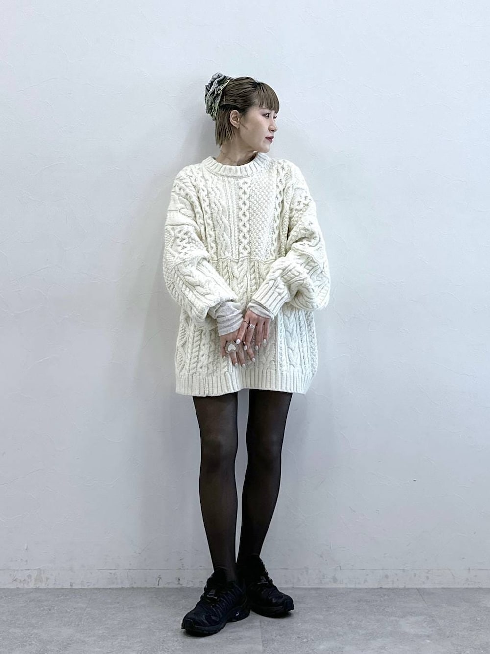 ホワイト系のニット/セーターを着用したレディースの冬コーディネートの1枚目の写真