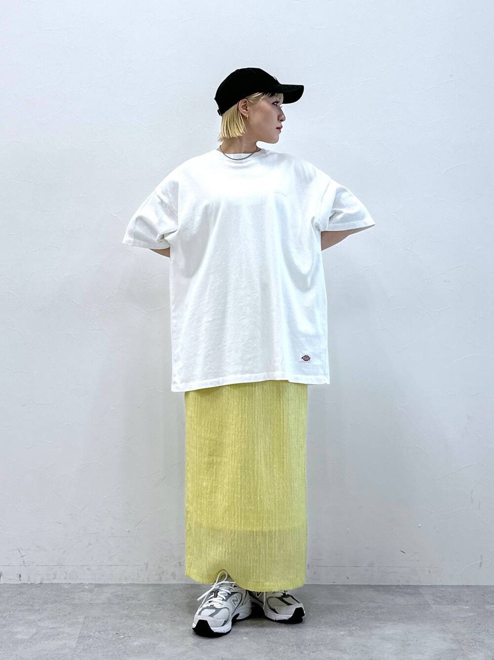 ホワイト系のTシャツ/カットソー、イエロー系のスカートを着用したレディースの夏コーディネートの1枚目の写真