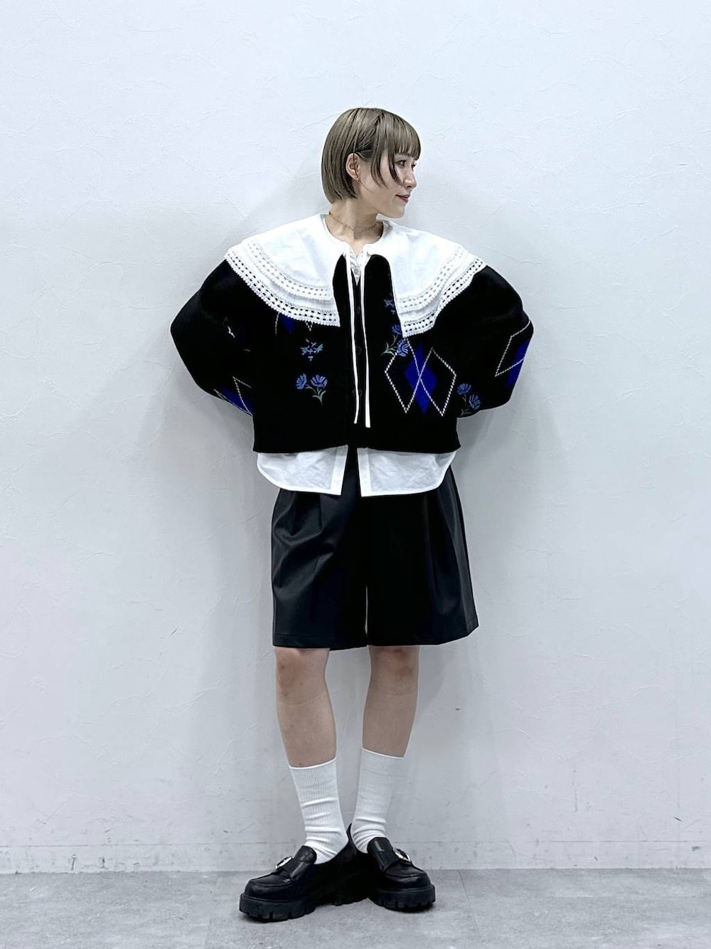 ブラック系のローファー、ホワイト系のシャツ/ブラウス、ブラック系のその他パンツを着用したレディースの冬コーディネートの1枚目の写真